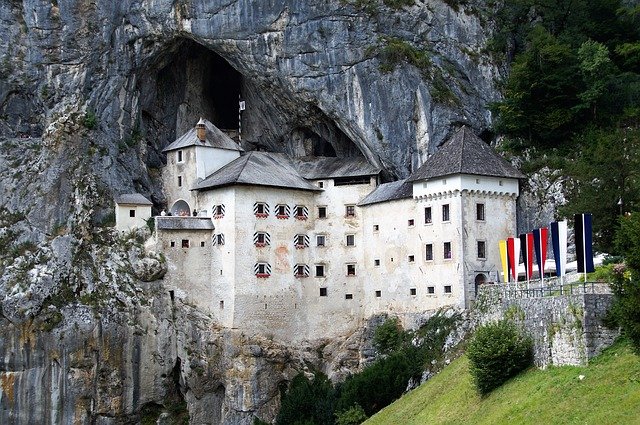 Predjama, hrad v skale